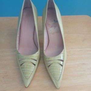 AK Anne Klein light green point toed pumps